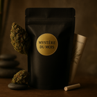 Sachet noir premium avec étiquette dorée “Mystère du Mois”, fleur CBD en gros plan et fiche sensorielle en arrière-plan – produit d’abonnement Herbeevor