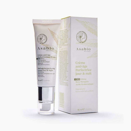 Crème anti-âge perfectrice jour et nuit Asabio, enrichie en CBD (200 mg), rose musquée et acide hyaluronique. Une formule régénérante pour un renouvellement profond de la peau, réduisant les signes de l'âge et hydratant intensément