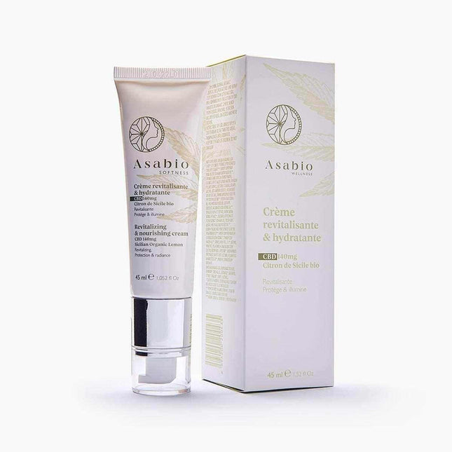 Crème revitalisante et hydratante Asabio, enrichie en CBD (140 mg) et citron de Sicile bio. Une formule naturelle pour nourrir, protéger et illuminer la peau. Idéale pour une hydratation intense et un teint éclatant.