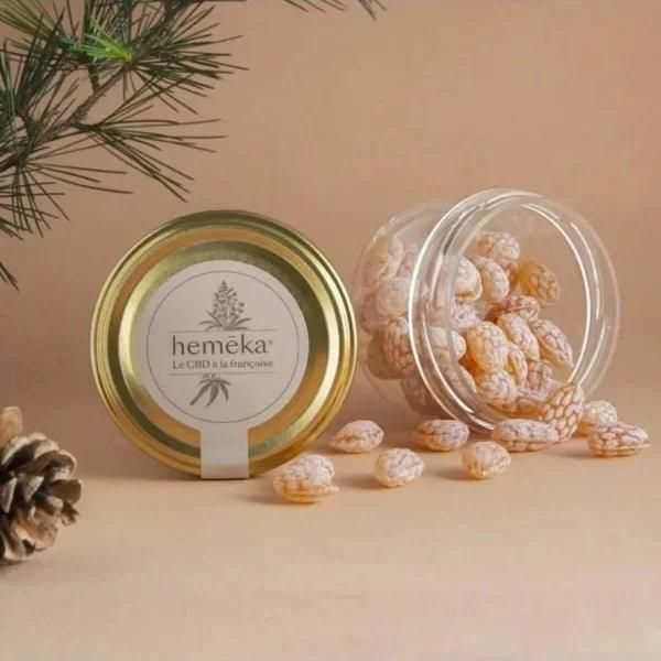 Bonbons Bourgeons de Pin & CBD de Hemeka, confectionnés en France avec des ingrédients naturels. Chaque pastille contient 10 mg de CBD pour une expérience rafraîchissante et apaisante. Une gourmandise bien-être inspirée des saveurs de la nature.