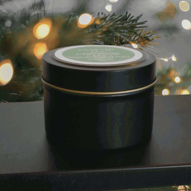 Bougie de Noël parfum sapin infusée au CBD par Herbeevor, en pot noir élégant avec couvercle doré. Créée pour une ambiance apaisante et festive, parfaite pour la relaxation et le bien-être durant les fêtes de fin d’année.