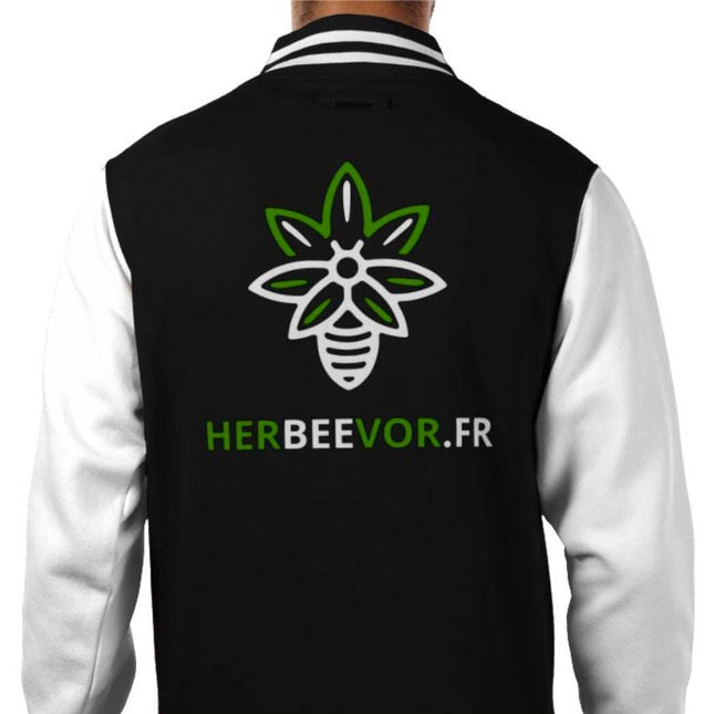 Veste Teddy Herbeevor – Modèle noir et blanc avec logo Herbeevor.fr dans le dos. Style urbain et moderne pour les amateurs de CBD et de streetwear. Disponible en édition limitée chez Herbeevor.